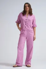 Pantalón de lino rosado de corte recto.