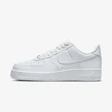 Zapatilla deportiva Nike Air Force 1 '07, completamente blanca, de corte bajo, con capellada de cuero liso y suela gruesa con tecnología Air.