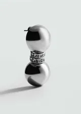 Par de aros dorados con dos esferas unidas por una banda de cristales.