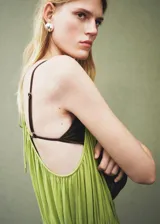 Vestido maxi largo de tejido plisado color verde lima, con tirantes finos y fruncido elástico en la cintura.