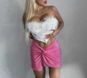 Minifalda tipo pareo color rosa brillante, con nudo en la parte delantera.
