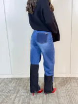 Pantalón de jean con diseño patchwork en diferentes tonos de azul y negro. Corte recto, tiro medio y sin lycra.