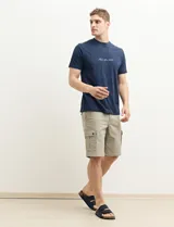 Remera azul marino de algodón con cuello redondo y estampado frontal con la frase "All you need" en color celeste.