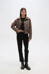 Campera corta con cierre frontal, cuello camisero, puños elastizados y estampado animal print de leopardo en tonos marrones.