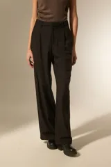 Pantalón negro de lyocell, tiro medio, con pinzas frontales y corte ancho y recto.