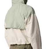 Cortaviento corto Columbia Spire Valley para mujer, color verde claro y beige. Cuenta con capucha ajustable, protector de mentón, sistema transpirable en la espalda, manga ancha, bolsillo oculto, bolsillos con cremallera para las manos, puños elásticos y dobladillo ajustable con ceñidor. Incorpora tecnología de repelencia Omni-SHIELD™.