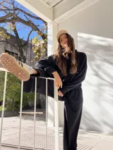 Pantalón negro de tela waffle de algodón, con cintura elastizada y cordón ajustable.