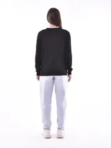Saco de tejido de punto color beige, con cuello en V y cierre frontal con botones.