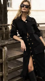 Chaqueta negra de sarga con detalles de guipir, corte cómodo y sofisticado.