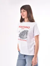 Remera color crudo con estampado de un pez rojo en el frente.