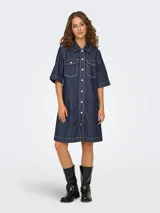 Vestido camisero midi de denim azul con rayas verticales blancas, cuello camisero, mangas 3/4, cierre frontal con botones y dos bolsillos de parche en el pecho.