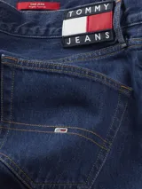 Jeans de corte recto, color azul oscuro, con cinco bolsillos y logo de la marca en el bolsillo trasero.