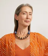 Kimono largo color naranja con estampado de rayas blancas diagonales, mangas largas y lazo para atar en la cintura.