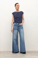 Remera de manga corta color azul marino con cuello redondo y bordado de pespunte en contraste color beige alrededor del cuello y los bordes de las mangas.