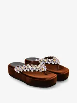 Sandalias tipo ojotas color marrón con plataforma y apliques de piedras fantasía multicolores en las tiras.