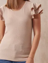 Remera beige de tejido acanalado, con cuello redondo y mangas cortas con volados.