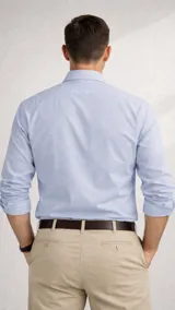 Camisa de manga larga color blanco, con cuello camisero y un pequeño logo bordado en azul marino en el pecho.