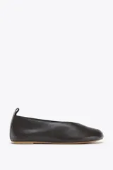 Zapato tipo bailarina de piel color negro, con puntera redondeada y detalle de tira trasera.