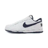 Championes urbanos Nike Big Low, color blanco con detalles en azul marino, confeccionados en cuero sintético.