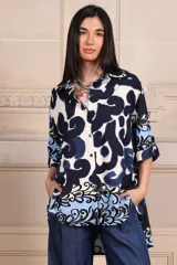 Camisa de manga corta con estampado abstracto en tonos borgoña y beige, con cuello clásico y cierre frontal con botones.