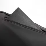 Bandolera negra de poliéster y simil cuero, con diseño ultrafino y ligero. Cuenta con correas reforzadas para uso izquierdo o derecho, bolsillo delantero con velcro, bolsillo trasero antirobo con cierre y espacio para tablets de hasta 7 pulgadas.