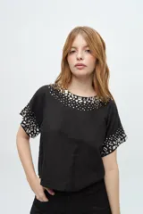 Blusa color crudo de lino y algodón, de manga corta con escote redondo y bordado de lentejuelas y mostacillas en el cuello y mangas.