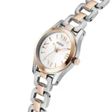 Reloj Guess modelo Veda con caja de 28mm, esfera blanca con números romanos en tono oro rosado y manecillas a juego. Caja y brazalete de eslabones en acero bicolor (plateado y oro rosado).