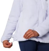 Campera polar Columbia color crema, con cierre frontal completo, cuello alto, bolsillos laterales y bolsillo en el pecho con cierre de velcro.