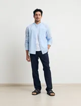 Camisa de lino color beige, de cuello mao y manga larga.