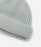 Gorro corto tipo beanie color beige, tejido en lana acrílica con textura acanalada.