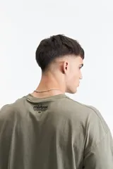 Remera verde militar de manga corta con corte boxy y cuello redondo.