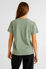 Remera color crema de algodón con cuello redondo y estampado con la frase "In my inner peace era" en letras negras.