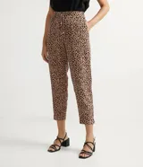 Pantalón fluido con estampado de leopardo, cintura elástica con lazo ajustable, bolsillos laterales y cierre con botón.