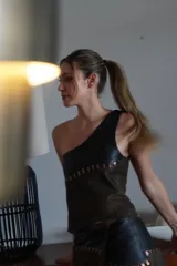 Top asimétrico de cuero ovino en tres tonos: marrón desgastado, negro y detalles en pasamanería platino.