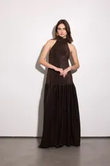 Vestido largo color cobre con escote halter, espalda baja y falda acampanada.