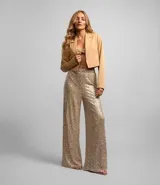 Blazer cropped color beige, de crepé, con cuello con solapa, bolsillo incorporado, botón forrado en el puño y manga larga.