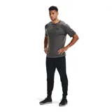Remera celeste de Under Armour, corte clásico, mangas cortas y logo estampado en el pecho.