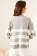 Sweater gris con rayas blancas y un diseño de tulipán en color, de corte cómodo.