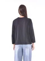 Remera blanca de manga larga con estampa rectangular dorada con diseño animal print y texto 'Fearless, fierce & fabulous'.