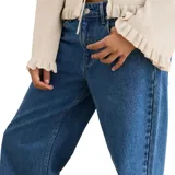 Pantalón de jean azul, de corte recto y tiro medio, con bolsillos laterales y traseros.