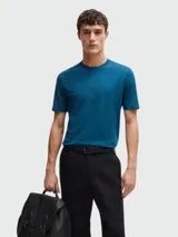 Camiseta color tostado de corte clásico con cuello redondo y logo bordado en el pecho.