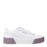 Championes urbanos Puma modelo Carina 2.0 para mujer, de color blanco con detalles en lila. Cuentan con una parte superior de material sintético, cierre de cordones y suela de goma con plataforma que incluye secciones acanaladas en la puntera y el talón.