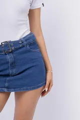 Minifalda de jean azul con cinturón con hebilla metálica.