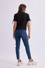 Pantalón de jean skinny azul oscuro, tiro medio y corte ajustado.