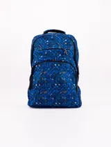 Mochila escolar azul oscuro con estampado de estrellas naranjas y azules, y patrones geométricos. Presenta dos compartimentos principales con cierres y bolsillos laterales de malla.