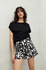 Short de algodón color blanco con estampado abstracto en negro, de corte recto y tiro alto.