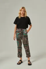 Pantalón cropped de viscosa con estampado multicolor y cintura alta con elástico.