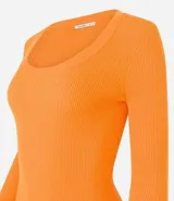 Blusa color naranja de viscosa acanalada, con escote en U y mangas largas.