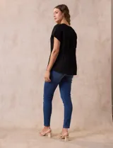 Blusa negra de algodón texturizado marca Zac & Rachel, con escote en V, apliques de botón y lazo de ajuste en la cintura.