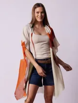 Kimono Barrington de modal con estampado abstracto en tonos naranja, verde y blanco.